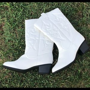 Size 11 women’s cowboy boots